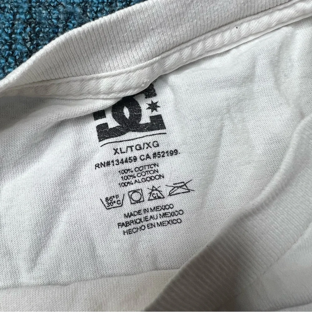 Y2K Faded DC Graphic T-Shirt Short Sleeve in White Red Black Men's Size XL '00s